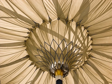 Parasols en forme de fleur de lotus. Mosquée el Hussein, Le Caire