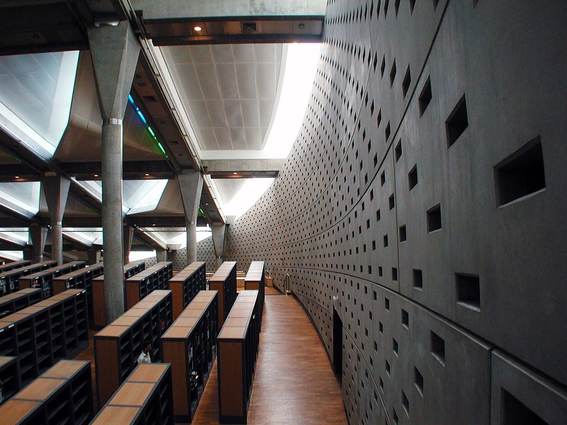  Cavités symbolisant les niches de la bibliothèque antique, dans lesquelles étaient entreposés les manuscrits 