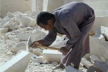 Tailleur de pierres. Atelier de restauration à Qaitbay (Alexandrie) 