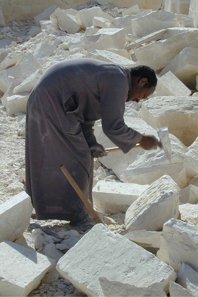 Tailleur de pierres. Atelier de restauration à Qaitbay (Alexandrie) 