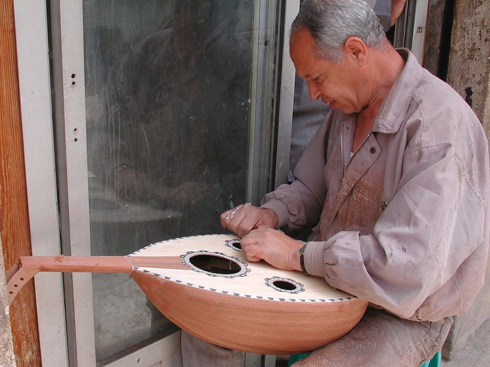 Luthier. Rue Mohamed Ali, Le Caire. 2003 