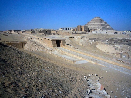  La pyramide à degrés de Djéser à Saqqarah 