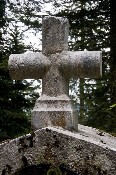 Stone cross (La Ruchère en Chartreuse)  