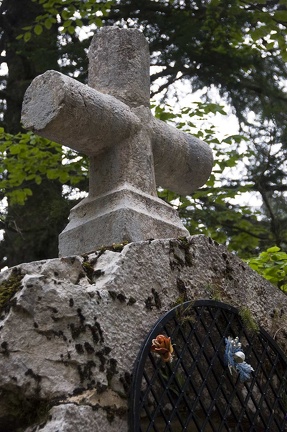 Croix en pierre (La Ruchère en Chartreuse)