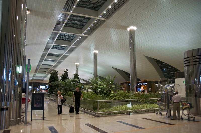 Dubai International Airport   [lang=es]Aeropuerto Internacional de Dubai /lang]