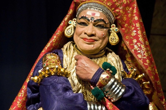 Danza Kathakali en un teatro