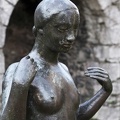 Chica de pie. Escultura de bronce de Marcel Gimond. Museo de Grenoble 