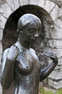 Chica de pie. Escultura de bronce de Marcel Gimond. Museo de Grenoble 