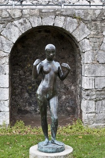 Chica de pie. Escultura de bronce de Marcel Gimond. Museo de Grenoble 