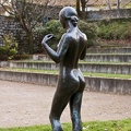 Chica de pie. Escultura de bronce de Marcel Gimond. Museo de Grenoble 