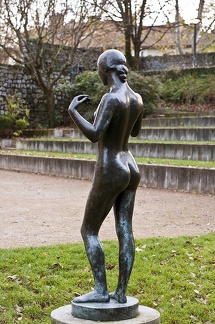 Chica de pie. Escultura de bronce de Marcel Gimond. Museo de Grenoble 