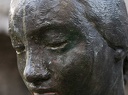 Chica de pie. Escultura de bronce de Marcel Gimond. Museo de Grenoble 
