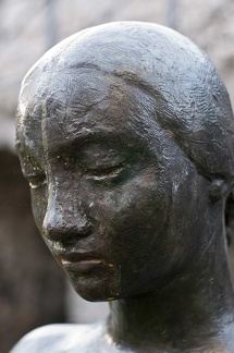 Chica de pie. Escultura de bronce de Marcel Gimond. Museo de Grenoble 