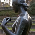 Chica de pie. Escultura de bronce de Marcel Gimond. Museo de Grenoble 