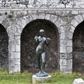 Chica de pie. Escultura de bronce de Marcel Gimond. Museo de Grenoble 