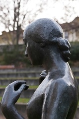  Jeune fille debout. Sculpture en bronze de Marcel Gimond. Musée de Grenoble 