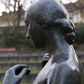 Chica de pie. Escultura de bronce de Marcel Gimond. Museo de Grenoble 