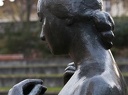 Chica de pie. Escultura de bronce de Marcel Gimond. Museo de Grenoble 