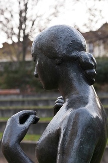 Chica de pie. Escultura de bronce de Marcel Gimond. Museo de Grenoble 