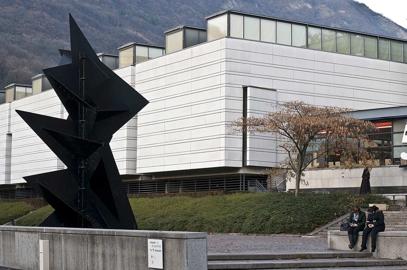 Monsieur Loyal, monumental steel stabile, Museum of Grenoble  