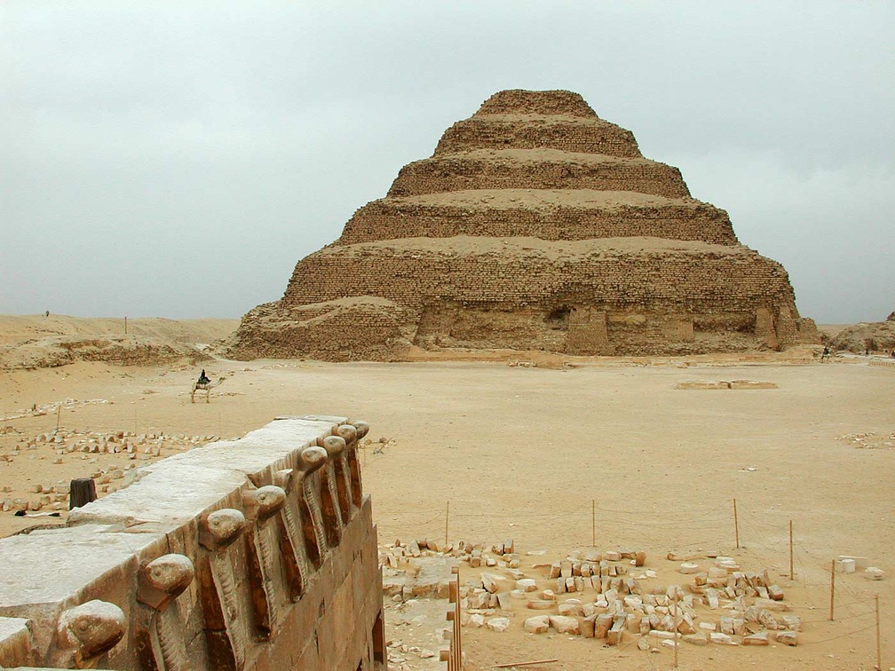  La pyramide à degrés de Djéser à Saqqarah 
