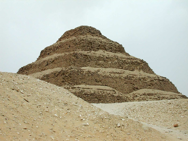  La pyramide à degrés de Djéser à Saqqarah 