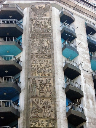 Immeuble moderne avec bas-reliefs pharaoniques. Méadi