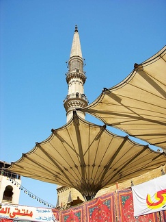 Parasols en forme de fleur de lotus. Mosquée el Hussein, Le Caire