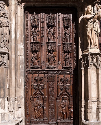 Les portes en noyer sculptées de la Cathédrale Saint Sauveur