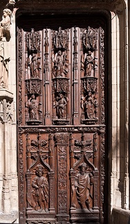 Les portes en noyer sculptées de la Cathédrale Saint Sauveur