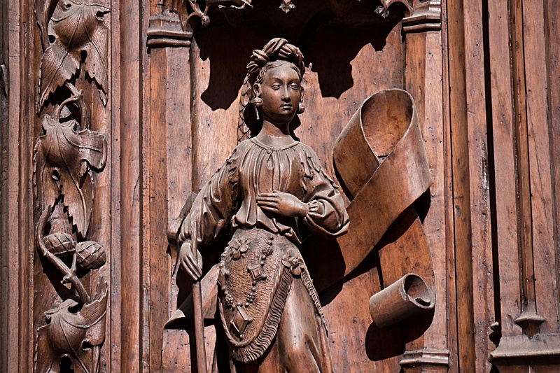 Les portes en noyer sculptées de la Cathédrale Saint Sauveur