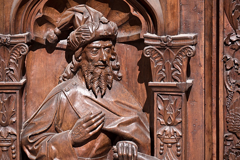 Les portes en noyer sculptées de la Cathédrale Saint Sauveur