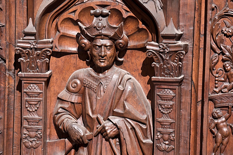 Les portes en noyer sculptées de la Cathédrale Saint Sauveur