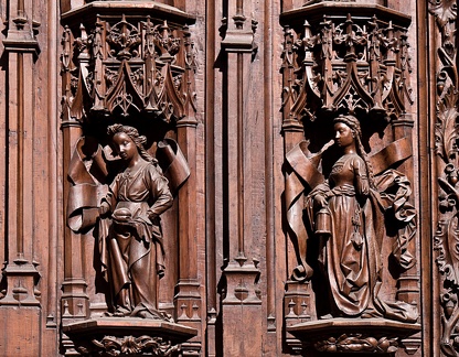 Les portes en noyer sculptées de la Cathédrale Saint Sauveur